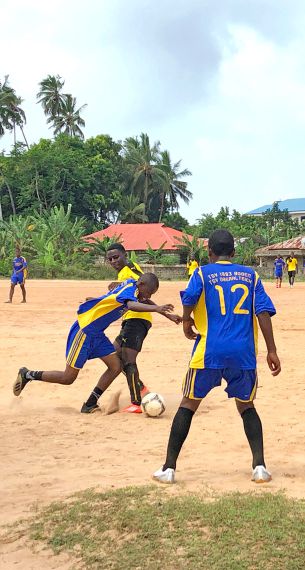 Fussballspiel von Schulkindern auf der Insel Pemba
