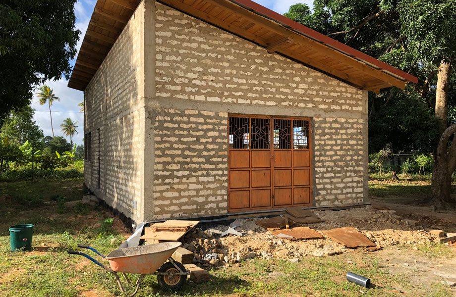 Bau einer Werkstatt auf dem Schulgelände auf der Insel Pemba