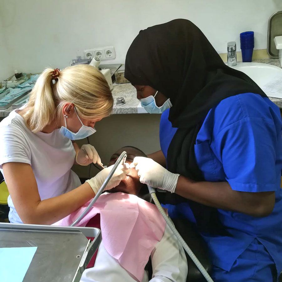 Zahnarztpraxis auf Pemba - gebaut von Connecting Continents - Behandlung eines Patienten