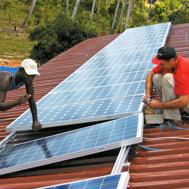 Photovoltaikanlage von Connecting Continents auf der Karume Berufschule montiert