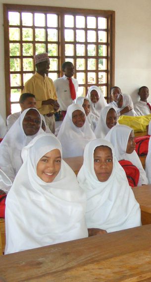 Schülerinnen in der Connecting Continents Schule auf Pemba