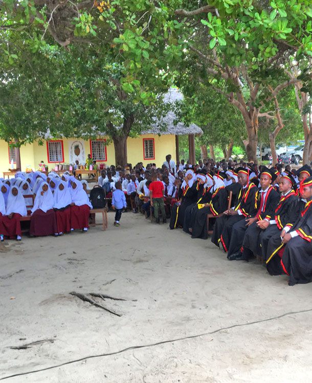 Secondary Schule in Pemba - Schülerinnen und Schüler auf dem Innenhof versammelt